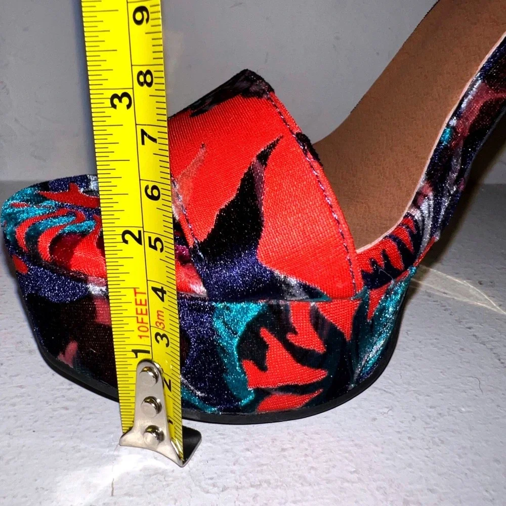 Bamboo Inclined Womens Tropical Floral Velvet Platform Block Heel Sandals size 6
